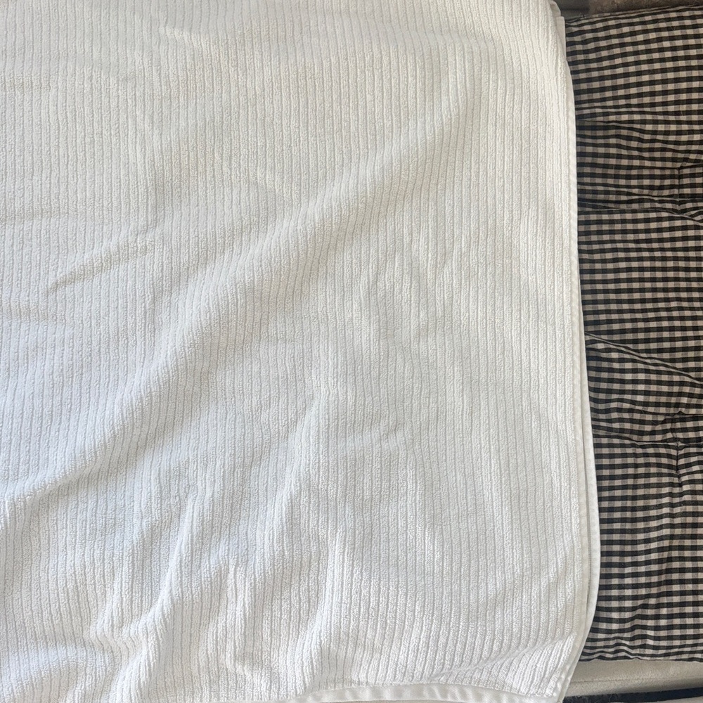 Boll & Branch Luxurious White Ribbed Bath Towel - Picture 4 of 5